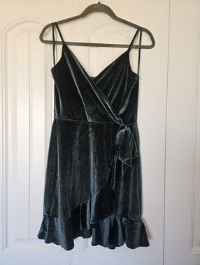She + Sky Velvet Wrap Mini Dress in Emerald Green Size medium